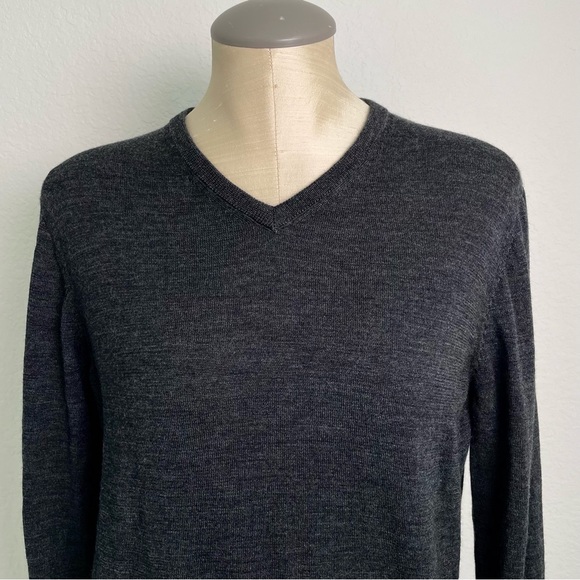 H&M Men's Merino Wool Long Sleeve V Neck Sweater in Charcoal Grey Size Medium - Picture 4 of 9